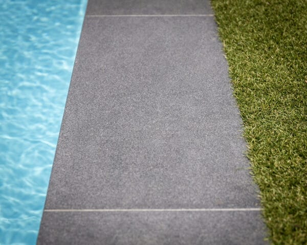 Kunstgras rondom zwembad