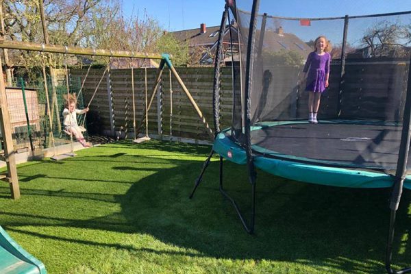Kunstgras onder trampoline