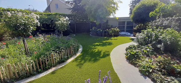 Kunstgras tuin met honden