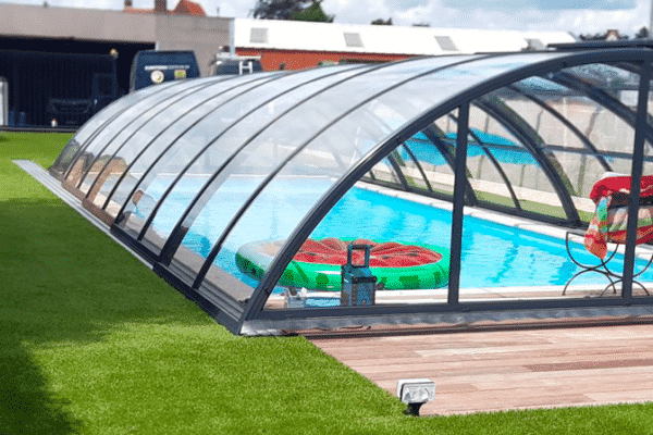 Kunstgras tuin met zwembad