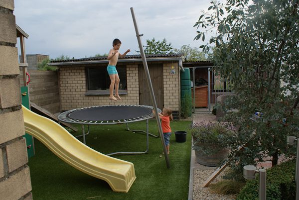 trampoline op kunstgras