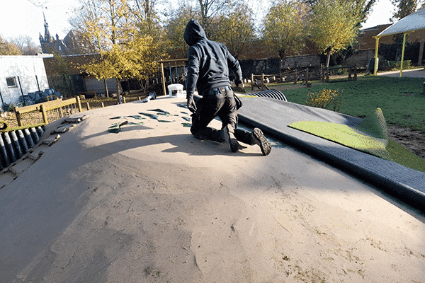 Kunstgras plaatsen speelheuvel-n