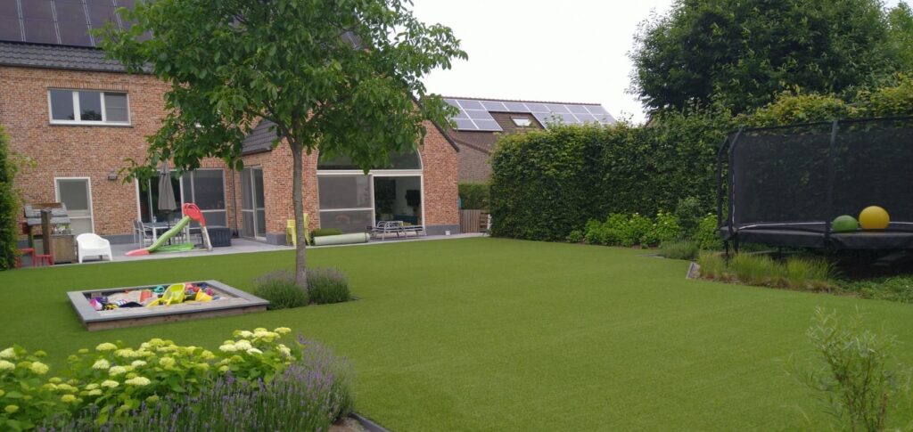 Sfeerbeeld van een tuin aangelegd met kunstgras Limburg