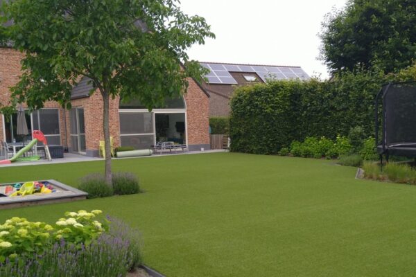 Sfeerbeeld van een tuin aangelegd met kunstgras Limburg