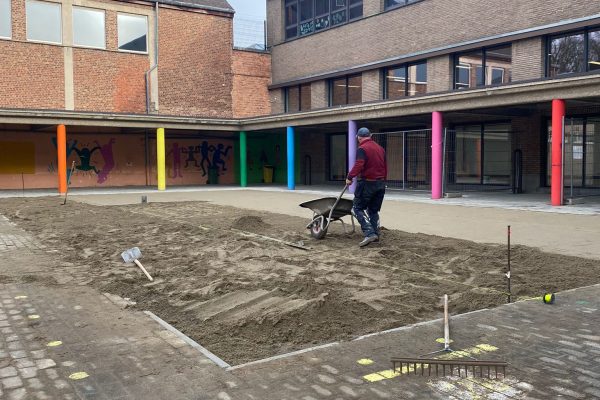 Sfeerbeeld van een speelplaats die voorzien wordt van kunstgras