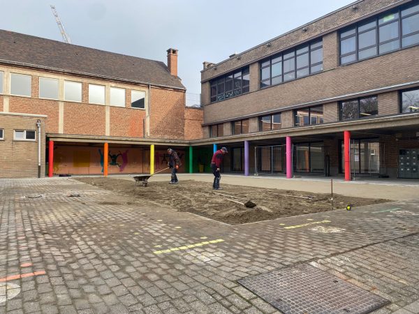 Sfeerbeeld van een speelplaats die voorzien wordt van kunstgras