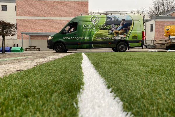 Sfeerbeeld van een speelplaats die voorzien wordt van kunstgras